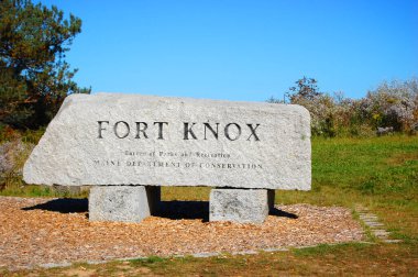 Prospect, Maine, ABD 'deki Fort Knox Eyalet Tarihi Bölgesi' ne giriş taşı.