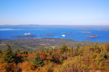 Acadia Ulusal Parkı, Maine ME, ABD 'de sonbahar yeşillikleriyle Cadillac Tepesi' nin tepesinde..
