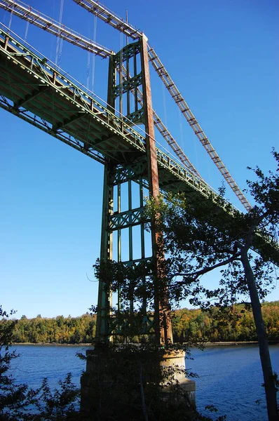 Ponte Suspensão Aço Velho Ponte Cabo Estada Moderna Parque Estatal — Fotografia de Stock