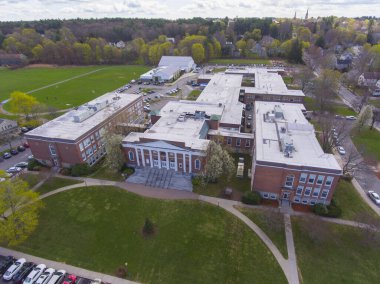 Andover Belediye Binası, ABD 'nin Massachusetts MA, Andover, Massachusetts' in tarihi şehir merkezinde 36 Bartlet Caddesi 'ndeki hava görüntüsü.. 