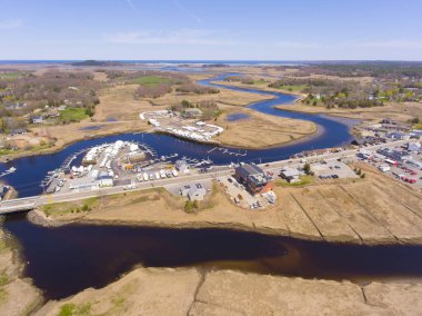 Essex tarihi şehir merkezi Main Caddesi ve Essex Nehri bataklık hava manzarası Cape Ann, Massachusetts MA, ABD. 