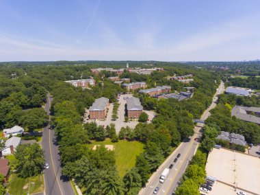 Waltham, Massachusetts MA, ABD 'deki Bentley Üniversitesi ana kampüs hava görüntüsü. 
