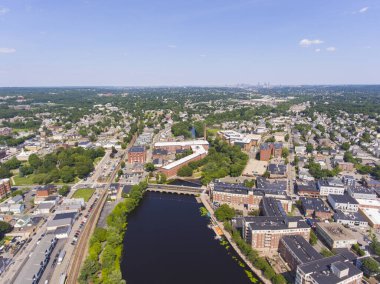 Tarihsel Francis Cabot Lowell Mill binası Charles River ve Waltham tarihi şehir merkezi hava manzaralı Waltham, Massachusetts MA, ABD. 