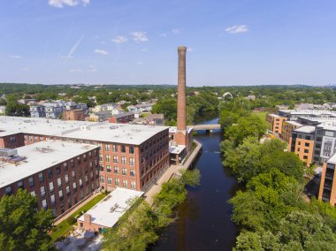 Tarihsel Francis Cabot Lowell Mill binası Charles River ve Waltham tarihi şehir merkezi hava manzaralı Waltham, Massachusetts MA, ABD. 