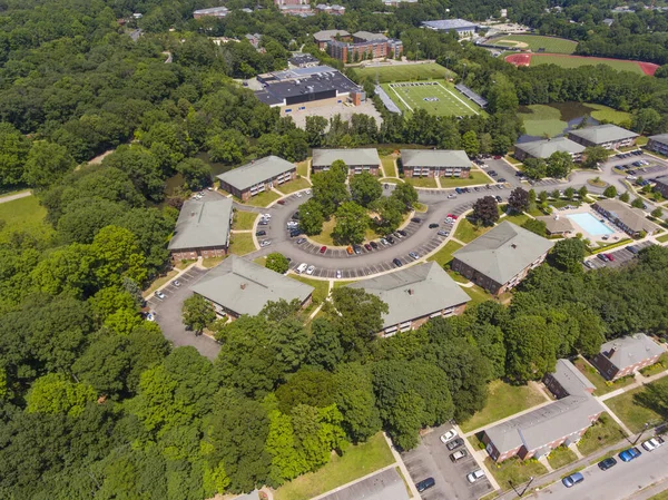 Waltham, Massachusetts MA, ABD 'deki tarihi konut bahçe havası manzarası. 