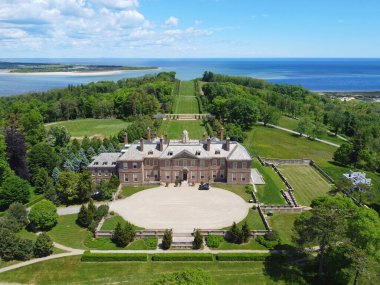 Crane Malikanesi 'ndeki Castle Hill tarihi konağı 1926 yılında Ipswich Körfezi, Massachusetts MA, ABD' deki Ipswich Körfezi 'nde Tudor Revival tarzıyla inşa edilmiştir.. 