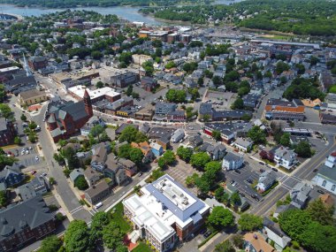 Beverly, Massachusetts MA, ABD 'nin tarihi şehir merkezinde Cabot Caddesi' ndeki tarihi binaların hava manzarası.. 