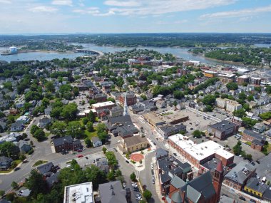Beverly, Massachusetts MA, ABD 'nin tarihi şehir merkezinde Cabot Caddesi' ndeki tarihi binaların hava manzarası.. 