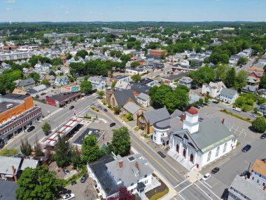Beverly, Massachusetts MA, ABD 'nin tarihi şehir merkezinde Cabot Caddesi' ndeki tarihi binaların hava manzarası.. 