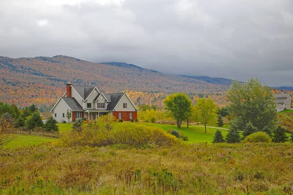 Vermont Fall Foliage Μια Συννεφιασμένη Μέρα Mount Mansfield Στο Παρασκήνιο — Φωτογραφία Αρχείου