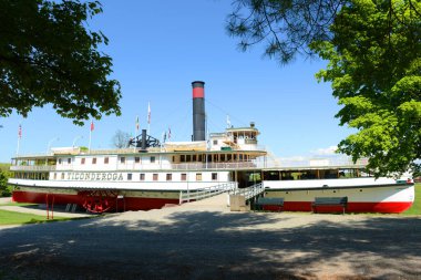 Ticonderoga, 19. yüzyılda Champlain Gölü 'nde hizmet veren bir vapurdu. Şimdi ise Shelburne, Vermont VT, ABD 'deki Ulusal Tarihi Yerler olarak kayıtlara geçti..