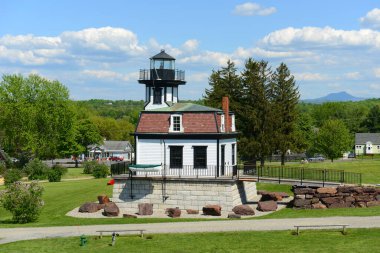 Colchester Resif Işığı Champlain Gölü 'ndeki Colchester Point' te antik bir deniz feneriydi. Şimdi ise Shelburne, Vermont VT, ABD 'ye taşındı..