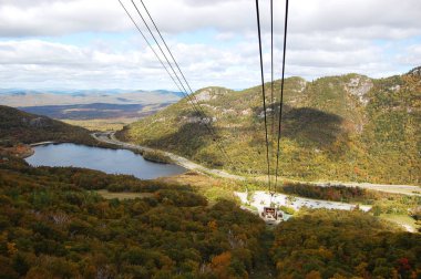 Echo Gölü 'nün Cannon Dağı' ndaki düşen yapraklı hava manzarası, Franconia Notch, White Mountian, New Hampshire NH, ABD. 