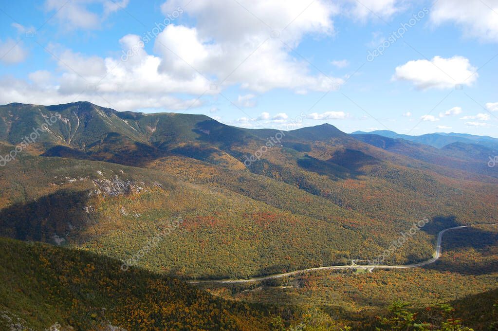 Franconia Notch con follaje otoñal y vista aérea de la autopista I93