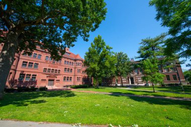 Harvard Üniversitesi 'ndeki Old Harvard Yard' da bulunan Sever Hall ve Robinson Hall Cambridge, Massachusetts MA, ABD. Bu salon Harvard Üniversitesi Mimarlık Bölümü 'dür.. 