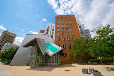 Massachusset Teknoloji Enstitüsü (MIT) Ray ve Maria Stata Center ve kampüsü, Cambridge, Massachusetts MA, ABD.