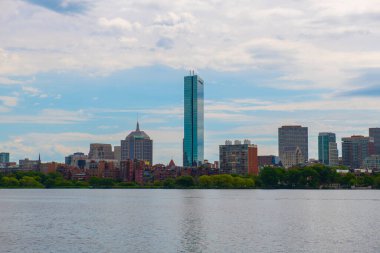 Boston Back Bay modern şehir silueti John Hancock Tower dahil Cambridge, Boston, Massachusetts MA, ABD Charles River boyunca görüntülendi. 