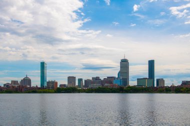 Boston Back Bay modern şehir silueti John Hancock Tower dahil Cambridge, Boston, Massachusetts MA, ABD Charles River boyunca görüntülendi. 