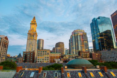 Boston Gümrük Dairesi ve Finansal Bölge silueti geceleyin, Boston, Massachusetts MA, ABD.