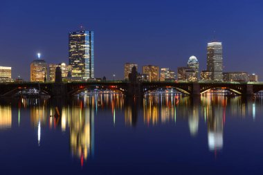 Boston Back Bay Skyline John Hancock Kulesi ve Prudential Center gece sahneleri, Cambridge, Boston, Massachusetts MA, ABD.