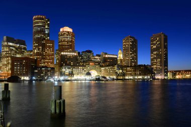 Boston Gümrük Dairesi, Rowes Rıhtımı ve Finans Bölgesi gökyüzü, Boston, Massachusetts MA, ABD.