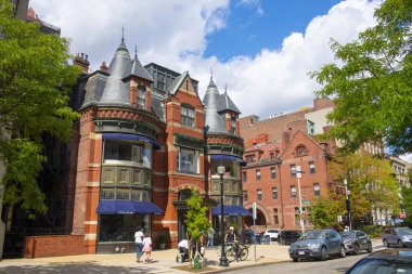 Tarihi Cole Haan, 109 Newbury Caddesi 'nde, Back Bay, Boston, Massachusetts MA, ABD' deki Clarendon Caddesi 'nde.. 