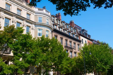 Boston Beacon Caddesi 'ndeki tarihi binalar Clarendon Caddesi, Boston, Massachusetts, ABD.