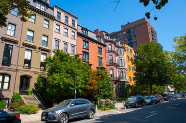 Boston Beacon Caddesi 'ndeki tarihi binalar Clarendon Caddesi, Boston, Massachusetts, ABD.