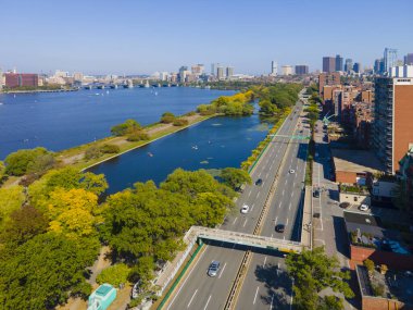 Charles River Esplanade ve Storrow Lagoon 'un Cambridge ve Boston arasındaki Charles Nehri üzerindeki hava manzarası, Massachusetts MA, ABD. 