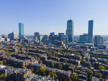 Boston Back Bay modern şehir silueti John Hancock Tower, Prudential Tower ve Four Season Hotel Boston, Massachusetts MA, ABD.  
