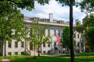 Harvard Üniversitesi Hall ve Harvard heykeli Harvard Üniversitesi, Cambridge, Massachusetts MA, ABD. 