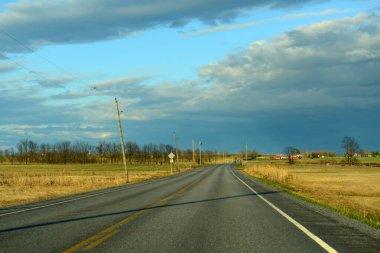 ABD 'nin Kuzey Vermont VT kentindeki Alburgh kasabası yakınlarındaki US Route 2' de ilkbaharın başlarında ülke sahnesi.