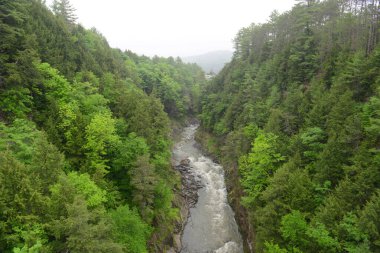 Ottauquechee Nehri 'ndeki Quechee Gorge, Vermont, ABD. Quechee Boğazı 165 fit derinliğinde ve Vermont 'taki en derin vadidir..