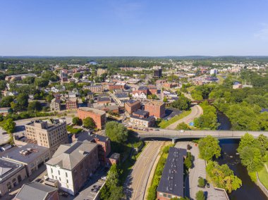 Blackstone Nehri ve Woonsocket ana cadde tarihi bölge hava manzarası Woonsocket şehir merkezinde, Rhode Island RI, ABD.