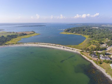 Yazın Narragansett Körfezi 'nde Mackeral Cove Sahili ve Hollanda Adası Limanı hava manzarası, Jamestown, Rhode Island RI, ABD.