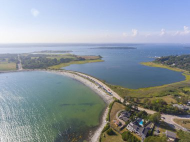 Yazın Narragansett Körfezi 'nde Mackeral Cove Sahili ve Hollanda Adası Limanı hava manzarası, Jamestown, Rhode Island RI, ABD.