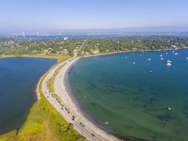 Yazın Narragansett Körfezi 'nde Mackeral Cove Sahili ve Hollanda Adası Limanı hava manzarası, Jamestown, Rhode Island RI, ABD.