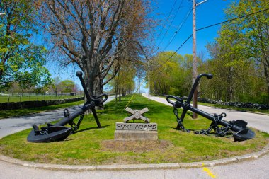 Newport, Rhode Island RI, ABD 'deki Fort Adams Eyalet Parkı girişinde heykel ve dayanak noktası. 