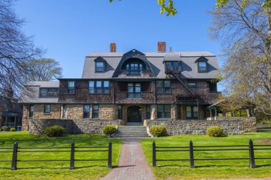 Ochre Lodge, ABD 'nin Rhode Island RI eyaletinin Newport kentindeki Bellevue Avenue Historic District' te bulunan bir Altın Çağ konağıdır. Bu bina artık Salve Regina Üniversitesi 'ne ait.. 