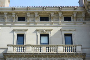 Breakers, Amerika Birleşik Devletleri 'nin Rhode Island RI eyaletinin Newport şehrinde Neo Italian Rönesans tarzında Altın Çağ' da yer alan bir Vanderbilt Malikânesi. Bu malikane Newport 'taki en büyük binadır.. 