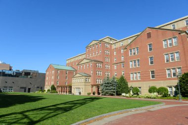 Johnson 'daki McNulty Hall ve Providence şehir merkezindeki Wales Üniversitesi, Rhode Island RI, ABD.