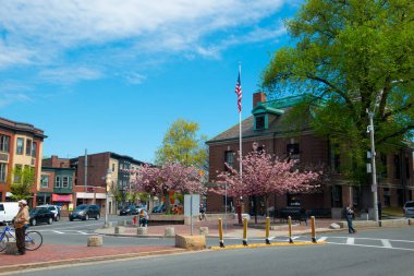 Broadway ve Washington Bulvarı 'ndaki tarihi ticari binalar Bellingham Meydanı' nda Chelsea City Hall, Chelsea, Massachusetts MA, ABD.