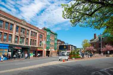 Broadway ve Washington Bulvarı 'ndaki tarihi ticari binalar Bellingham Meydanı' nda Chelsea City Hall, Chelsea, Massachusetts MA, ABD. 