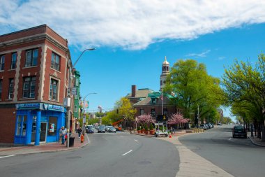 Broadway ve Washington Bulvarı 'ndaki tarihi ticari binalar Bellingham Meydanı' nda Chelsea City Hall, Chelsea, Massachusetts MA, ABD. 