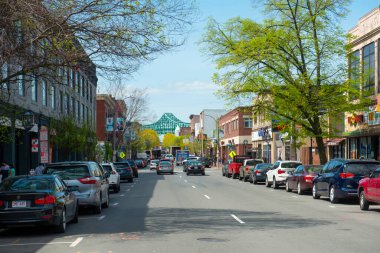 Chelsea, Massachusetts MA, ABD 'deki 4. ve 5. caddeler arasında Broadway' deki tarihi ticari binalar.. 