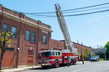 Chelsea İtfaiye Merdiveni 3, Chelsea, Massachusetts MA, ABD 'de merdiveni yükseltti.. 