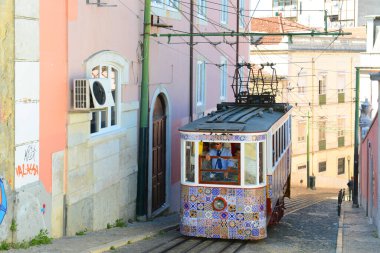 Gloria Funicular (Ascensor da Gloria), Portekiz 'in Lizbon şehrinde bulunan bir demiryolu hattıdır. Pombaline 'i Bairro Alto' ya bağlıyor.. 