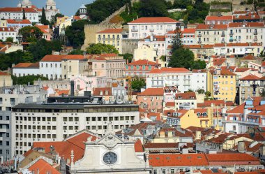 Lizbon 'un Baixa ilçesinden, Portekiz' in Lizbon şehrindeki Miradouro de Sao Pedro de Alcantara 'dan.