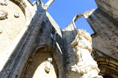 Carmo Manastırı (Portekizce: Igreja de Carmo), Portekiz 'in Lizbon şehrindeki 1755 Lizbon Depremi' nin enkazı.. 