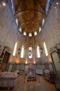 Carmo Manastırı Sunağı (Portekizce: Igreja de Carmo). Kilise, Lizbon, Portekiz 'deki 1755 Lizbon Depremi' nin harabesidir.. 